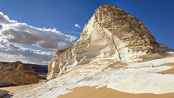 Roccia calcarea e sabbia ai margini del 'deserto bianco'